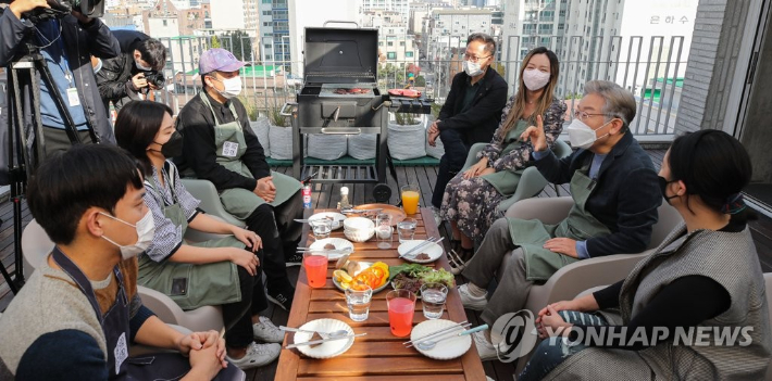 더불어민주당 이재명 대선 후보가 6일 오전 서울 동대문구 청년주택 '장안생활' 테라스에서 청년들과 대화하고 있다.