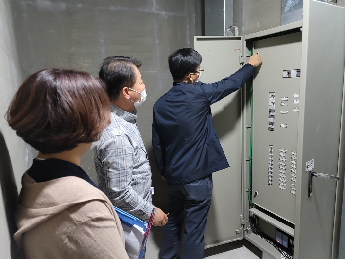 학교 전기시설 안전 점검 모습.대구시교육청 제공