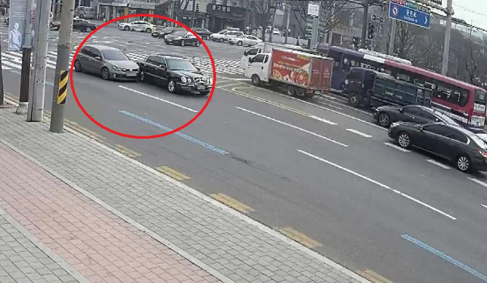 지난 2월 광주 한 교차로에서 보험사기 일당이 고의로 차량을 들이받는 모습. 부산경찰청 제공