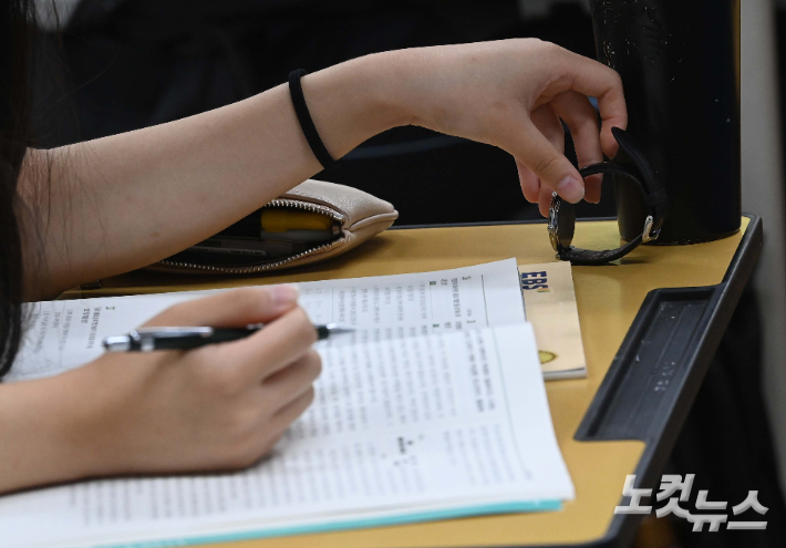 고3학생들이 수능 모의평가 1교시 시험을 준비하는 모습. 박종민 기자