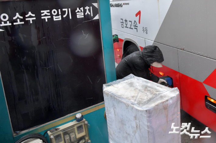 서울 서초구 서울고속버스터미널에서 차량에 요소수를 주입하는 모습. 박종민 기자