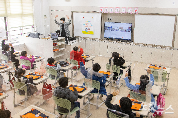 서울시 강남구 포이초등학교에서 첫 등교를 한 1학년 학생들이 담임교사와 함께 입학식을 하는 모습. 사진공동취재단