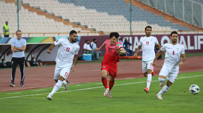 지난 12일 이란 테헤란 아자디 스타디움에서 열린 2022 카타르 월드컵 아시아 최종예선 A조 4차전 이란전에서 이재성이 공을 향해 달리고 있다. 연합뉴스 