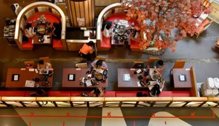싱가포르 한 식당에서 2명씩 식사 중인 모습. 연합뉴스