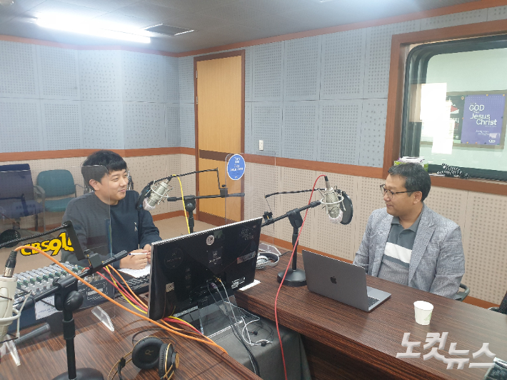 인터뷰를 하고 있는 강원메타모스연합 김성우 부의장(사진 오른쪽). 전영래 기자