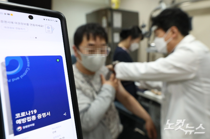 얀센 접종자에 대해 추가 접종이 시작된 지난 8일 서울 성동구의 한 병원에서 의료진이 백신을 접종하고 있다. 이한형 기자