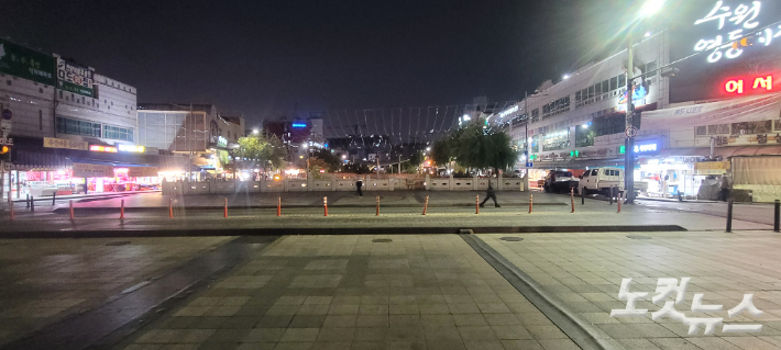 지난 2일 저녁 7시쯤 경기도 수원 남문시장 앞 푸드트럭존에는 푸드트럭이 한 대도 보이지 않았다. 박창주 기자