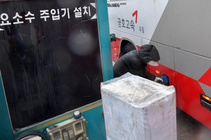 요소수 공급 부족이 지속되고 있는 8일 서울 서초구 서울고속버스터미널에서 차량이 요소수를 넣고 있다. 박종민 기자