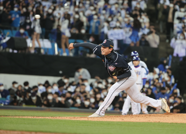 9일 대구 삼성라이온즈파크에서 열린 2021 프로야구 KBO 포스트시즌 플레이오프 1차전 삼성 라이온즈와 두산 베어스의 경기. 두산 투수 홍건희가 역투하고 있다. 연합뉴스