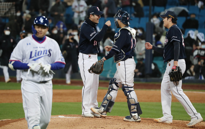 9일 대구 삼성라이온즈파크에서 열린 2021 프로야구 KBO 포스트시즌 플레이오프 1차전 두산 베어스와 삼성 라이온즈의 경기. 두산이 6:4로 승리 후 선수들이 기뻐하고 있다. 연합뉴스