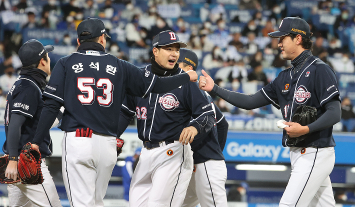 9일 대구 삼성라이온즈파크에서 열린 2021 프로야구 KBO 포스트시즌 플레이오프 1차전 삼성 라이온즈와 두산 베어스의 경기. 6회말 2사 만루 위기를 넘긴 투수 홍건희(오른쪽)이 더그아웃으로 향하고 있다. 연합뉴스