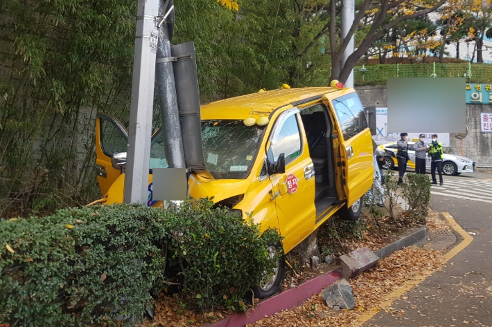 10일 부산서 고3  수험생 태운 등교차량이 인도로 돌진했다. 부산경찰청 제공