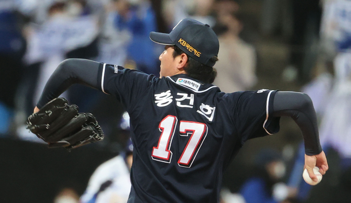 9일 대구 삼성라이온즈파크에서 열린 2021 프로야구 KBO 포스트시즌 플레이오프 1차전 삼성 라이온즈와 두산 베어스의 경기. 두산 투수 홍건희가 역투하고 있다. 연합뉴스