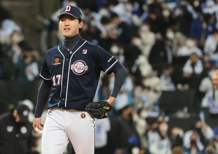 9일 대구 삼성라이온즈파크에서 열린 2021 프로야구 KBO 포스트시즌 플레이오프 1차전 삼성 라이온즈와 두산 베어스의 경기. 6회말 2사 만루 위기를 넘긴 투수 홍건희이 더그아웃으로 향하고 있다. 연합뉴스