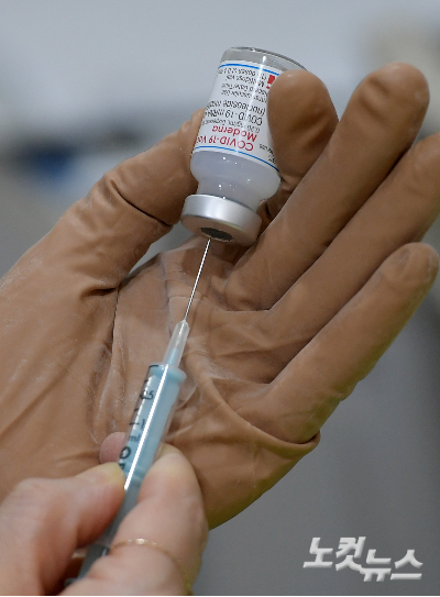 얀센 접종자에 대해 추가 접종이 시작된 지난 8일 오전 서울 양천구의 한 병원에서 의료진이 모더나 백신 접종을 준비하고 있다. 이한형 기자