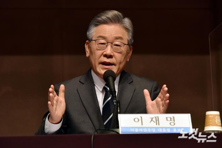 관훈클럽 초청 토론회, 질문에 답변하는 이재명 대선후보