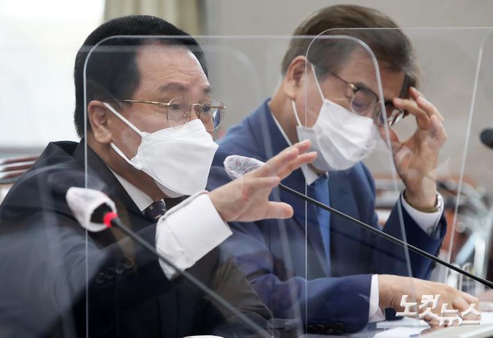 유영민 대통령 비서실장이 10일 오전 국회에서 열린 운영위원회 전체회의에서 의원들의 질의에 답하고 있다.