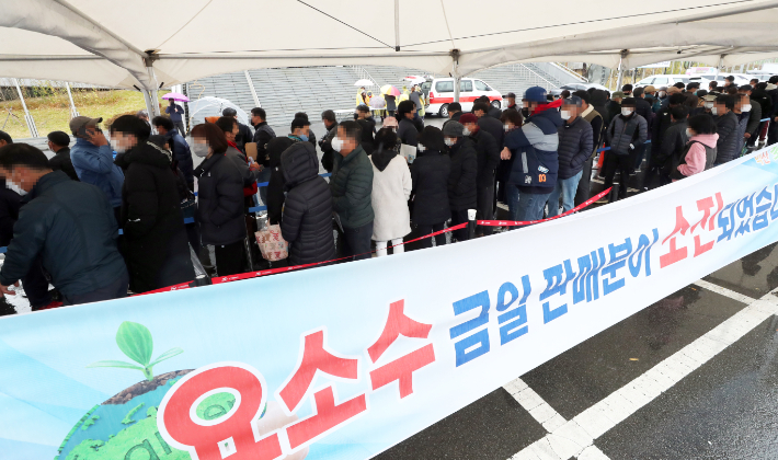 전북 익산시 시민들이 10일 실내체육관 앞에 요소수를 사기 위해 줄지어 서 있다. 연합뉴스