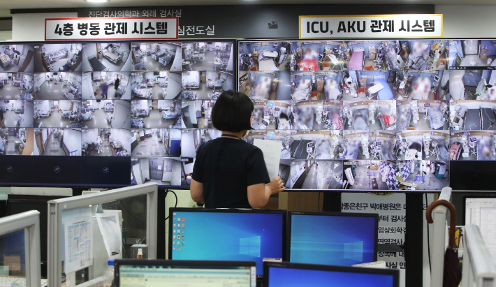 지난 5일 경기도 평택시 박애병원에서 관계자가 병실 CCTV를 살펴보고 있다. 연합뉴스