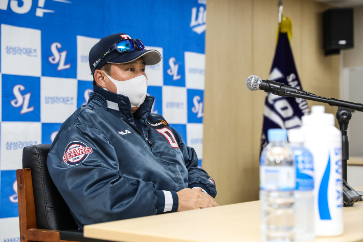  9일 대구 삼성라이온즈파크에서 열린 2021 프로야구 KBO 포스트시즌 플레이오프 1차전 삼성 라이온즈와 두산 베어스의 경기. 경기를 앞두고 두산 김태형 감독이 취재진 질문에 답하고 있다. 연합뉴스