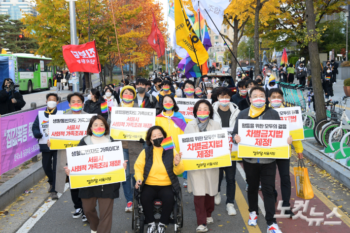 심상정 정의당 대선 후보와 인권운동 활동가들이 10일 서울 여의도 국회의사당역 인근에서 '차별금지법 연내 제정을 위한 평등길 걷기' 직후 집회를 위해 행진하고 있다. 윤창원 기자