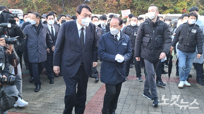 윤석열 국민의힘 대선후보가 10일 오후 광주 북구 운정동 국립5·18민주묘지를 방문했다. 김한영 기자