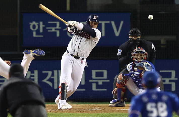 10일 잠실야구장에서 열린 프로야구 포스트시즌 두산과 삼성의 플레이오프 2차전. 3회말 2사 1, 2루 두산 페르난데스가 1타점 1루타를 치고 있다. 연합뉴스 