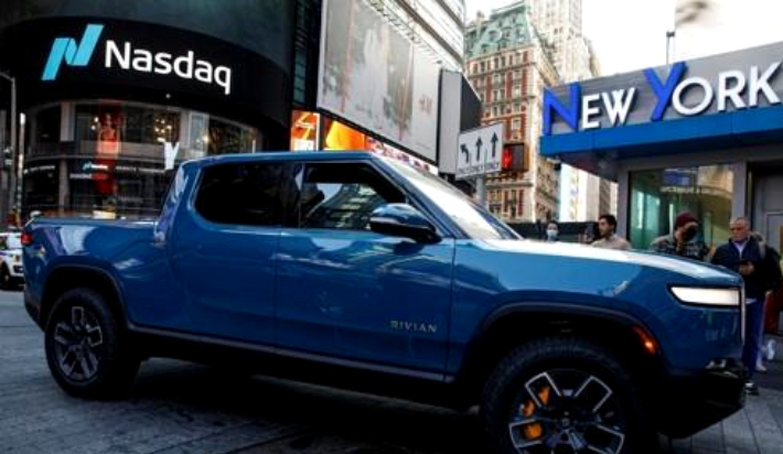나스닥 상장을 맞아 미국 뉴욕 타임스스퀘어에 전시된 리비안 'R1T' 전기 픽업트럭. 연합뉴스