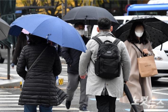 전국 대부분 지역에 비가 내리며 초겨울 날씨가 성큼 다가온 지난 9일 서울 광화문사거리에서 두터워진 옷차림의 시민들이 출근길을 재촉하고 있다. 박종민 기자