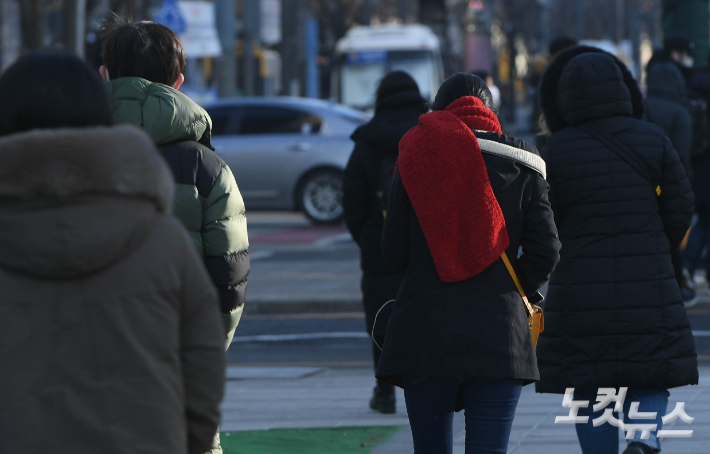 서울 광화문 사거리에서 두꺼운 옷을 입은 시민들이 출근길 발걸음을 재촉하고 있다. 이한형 기자