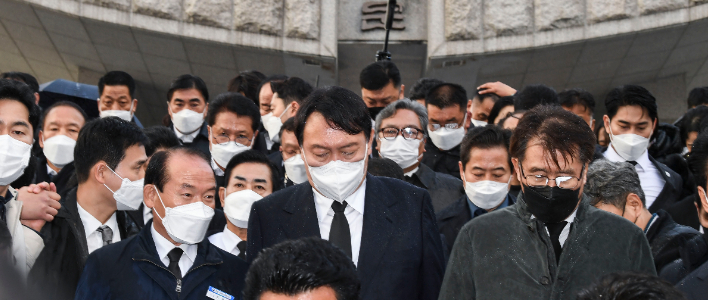 윤석열 국민의힘 대선 후보가 광주 북구 국립5·18민주묘지에서 추모탑과 묘역에 진입하지 못하고 참배광장에서 묵념을 한 뒤 묘지를 나서고 있다. 박종민 기자