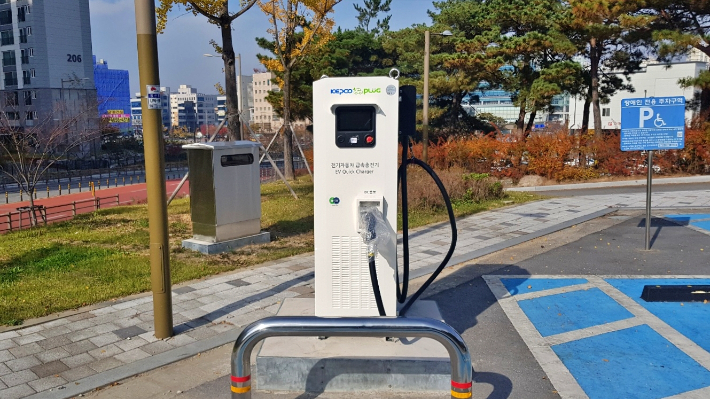 전주시설공단은 완산수영장에 100㎾급 전기자동차 급속 충전시설을 설치했다. 전주시설공단 제공