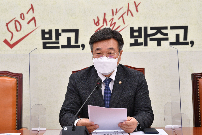 더불어민주당 윤호중 원내대표가 11일 오전 서울 여의도 국회에서 열린 정책조정회의에서 발언하고 있다. 연합뉴스