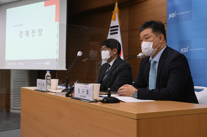 KDI 정규철 경제전망실장(오른쪽)과 허진욱 연구위원이 11일 정부세종청사에서 '2021 하반기 경제전망' 내용을 설명하고 있다. KDI 제공