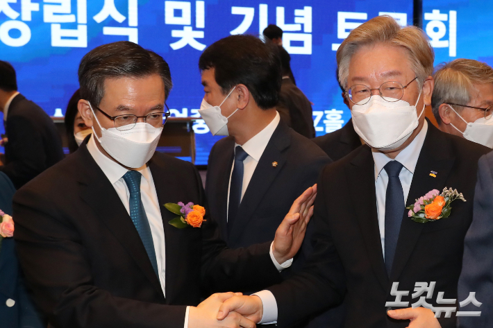더불어민주당 이재명 대선후보(오른쪽)와 정성호 의원. 박종민 기자