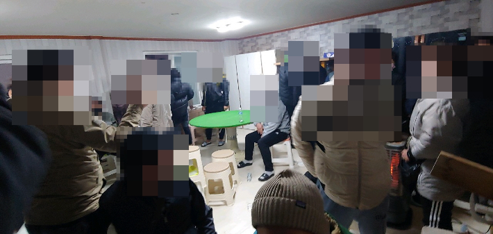 부산 해운대경찰서는 수천만 원대 판돈을 걸고 도박판을 벌인 혐의로 36명을 적발했다. 부산 해운대경찰서 제공