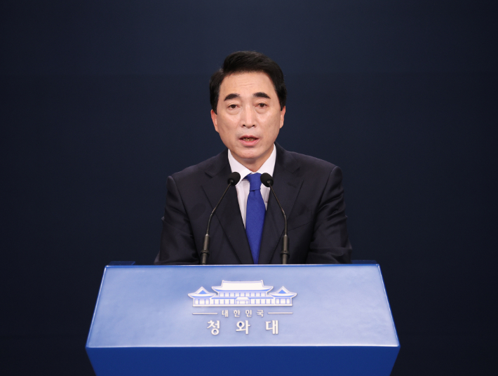 브리핑하는 박수현 국민소통수석. 연합뉴스
