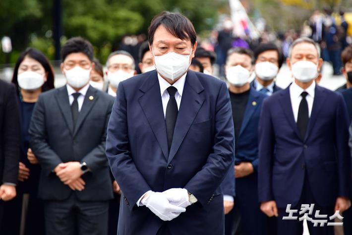 윤석열 국민의힘 대선후보가 11일 오후 경남 김해시 봉하마을을 찾아 고 노무현 전 대통령 묘역에 참배를 하고 있다.