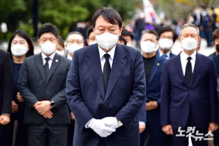 윤석열 국민의힘 대선후보가 11일 오후 경남 김해시 봉하마을을 찾아 고 노무현 전 대통령 묘역에 참배를 하고 있다.