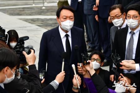 윤석열 국민의힘 대선후보가 11일 오후 경남 김해시 봉하마을을 찾아 고 노무현 전 대통령 묘역에 참배를 하고 취재진의 질문을 받고 있다.