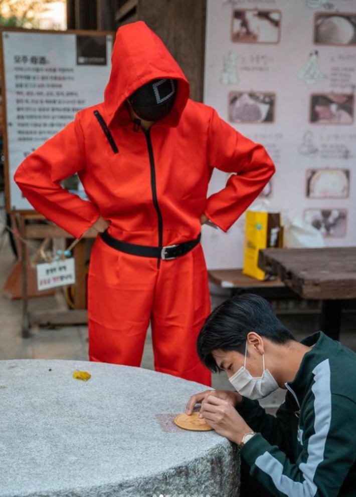 '전징어 캠페인' 유튜브 영상 속 관광객이 달고나를 만드는 모습. 전주시 제공