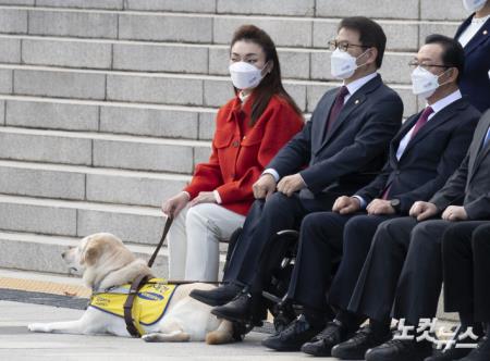 단체사진 촬영 임하는 김예지 의원과 안내견 조이