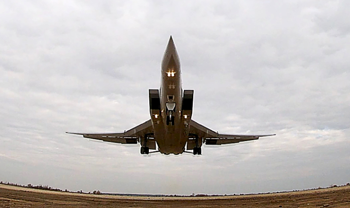 러시아의 전략폭격기 투폴레프 Tu-22M3이 10일(현지시간) 벨라루스 영공 초계비행을 마치고 러시아 공군기지로 귀환하고 있다. 연합뉴스