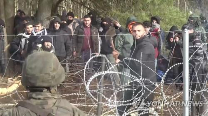 중동 이주민들이 벨라루스-폴란드 국경에 몰려든 모습. 연합뉴스