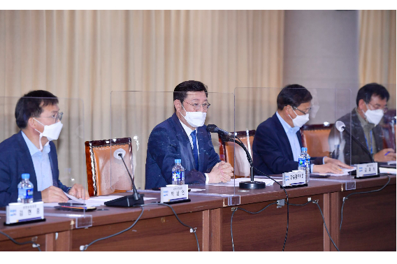 광주시는 11일 광주시청에서 요소수 부족 사태와 관련해 유관기관과 합동으로 긴급 상황점검 대책회의를 개최했다. 광주시 제공 