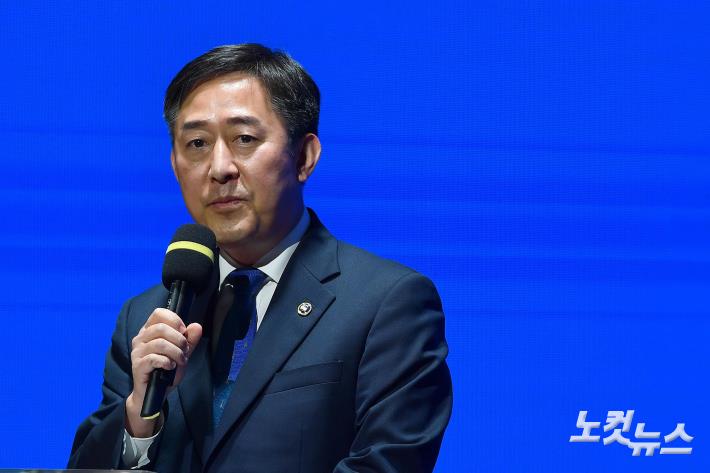 저출산 및 고령화 대응 정부정책 발표하는 양성일 차관