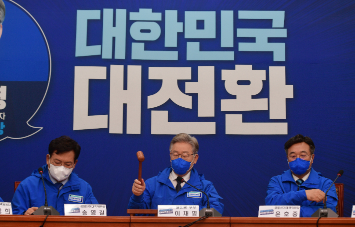 3일 국회에서 열린 더불어민주당 중앙선거대책위원회의에서 이재명 대선후보가 회의를 주재 하고 있다. 윤창원 기자