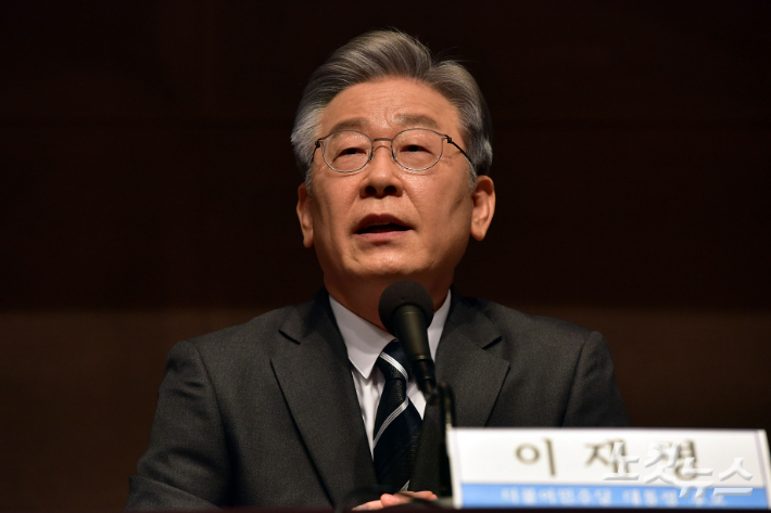 더불어민주당 이재명 대선후보가 10일 서울 중구 한국프레스센터에서 열린 관훈클럽 초청 토론회에서 질문에 답변을 하고 있다. 윤창원 기자