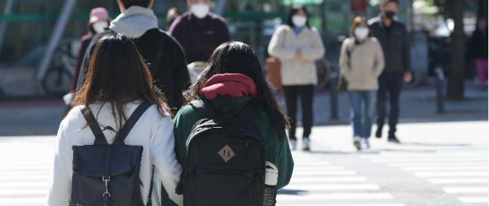 시민들이 두툼한 옷을 입고 발걸음을 옮기고 있다. 이한형 기자