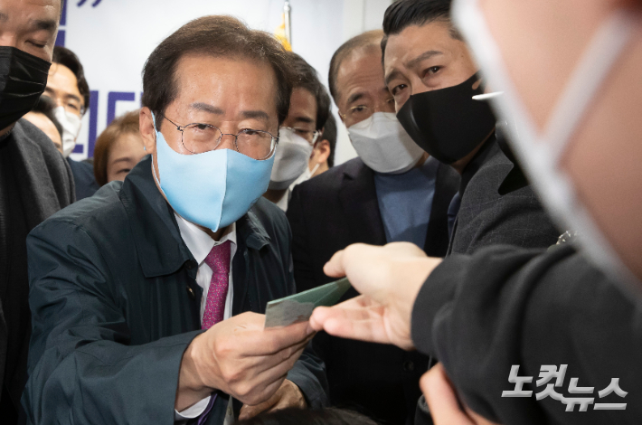 홍준표 국민의힘 의원이 8일 서울 여의도 선거캠프에서 열린 해단식에서 한 청년으로부터 손편지를 받고 있다. 윤창원 기자